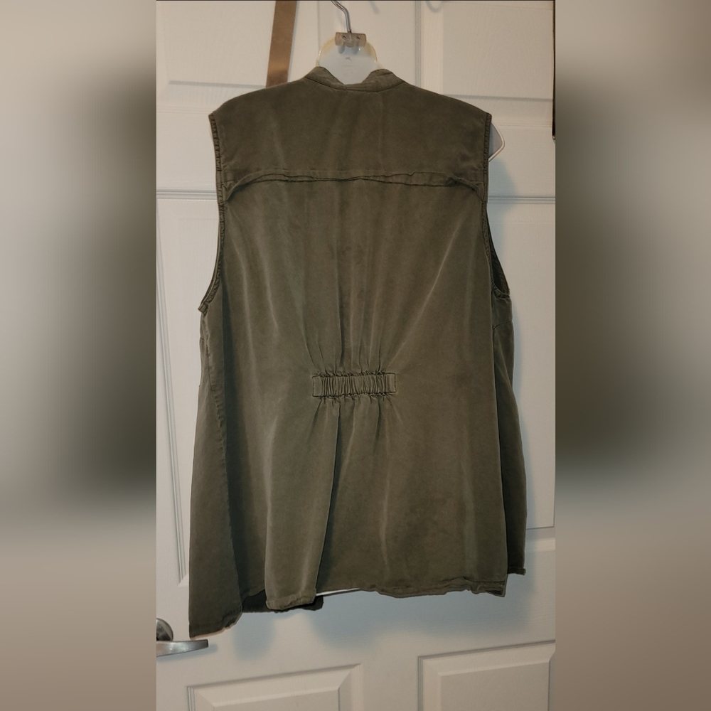 Vest - Picture 3 of 5